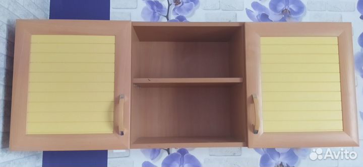 Настенный полку с дверками