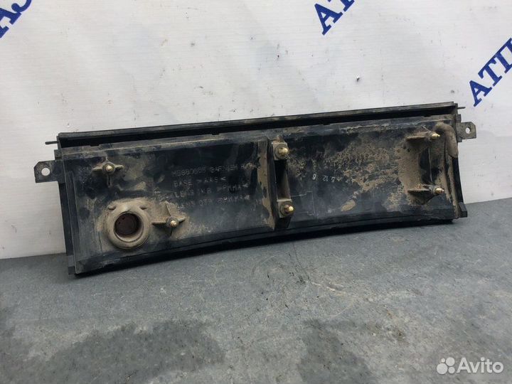 Вставка между фар задняя Mitsubishi Emeraude