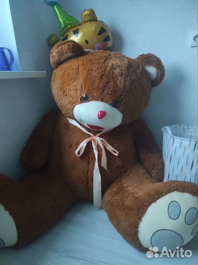 Большой плюшевый медведь