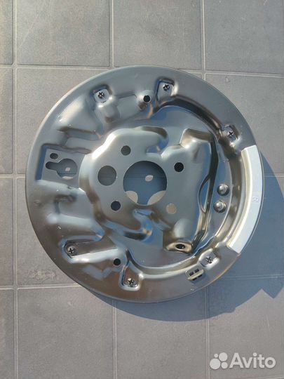 Щиток тормозной правый Dominant