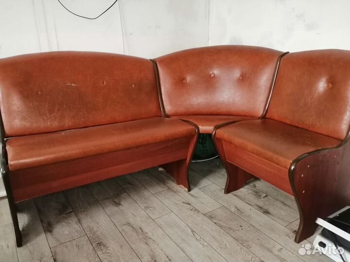 Кухонный уголок бу. Требуется небольшой ремонт