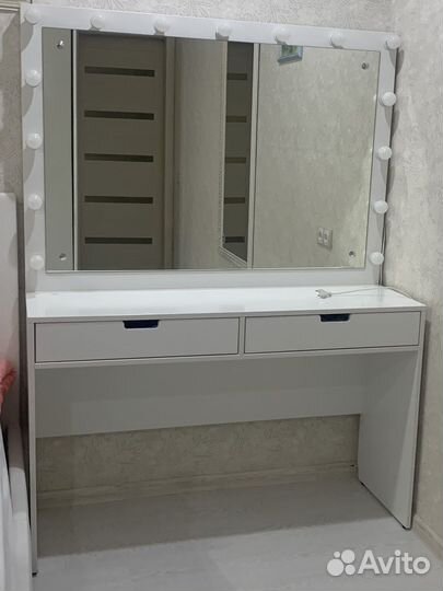 Туалетный столик с зеркалом и подсветкой