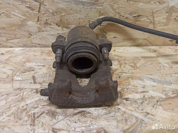 Суппорт передний правый Volkswagen Golf 4, Bora