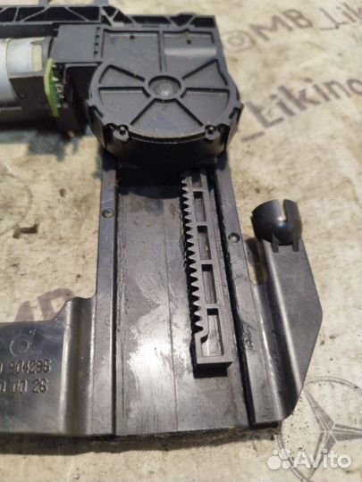 Механизм подголовника Mercedes Ml W164