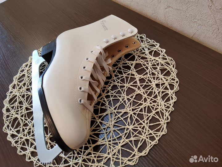 Коньки фигурные белые женские 41 размера