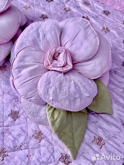 Подушка Роза декоративная сатин кружево 50см