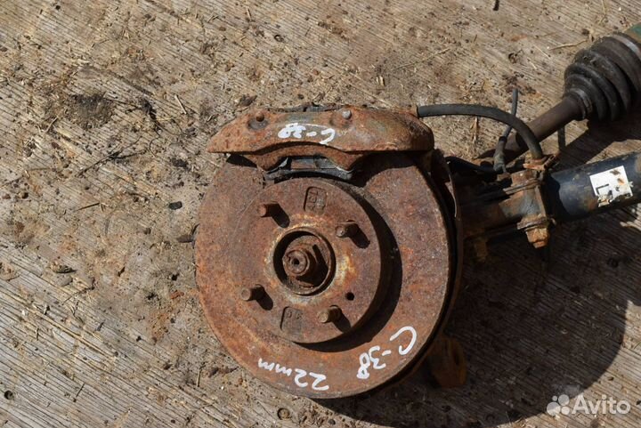 Ступица передняя левая Mazda Demio DW 1997