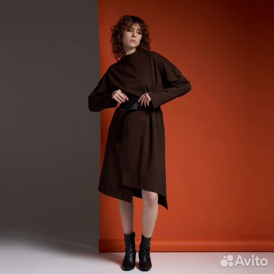 30%) Платье со спущенным плечом и ломаной нижней л