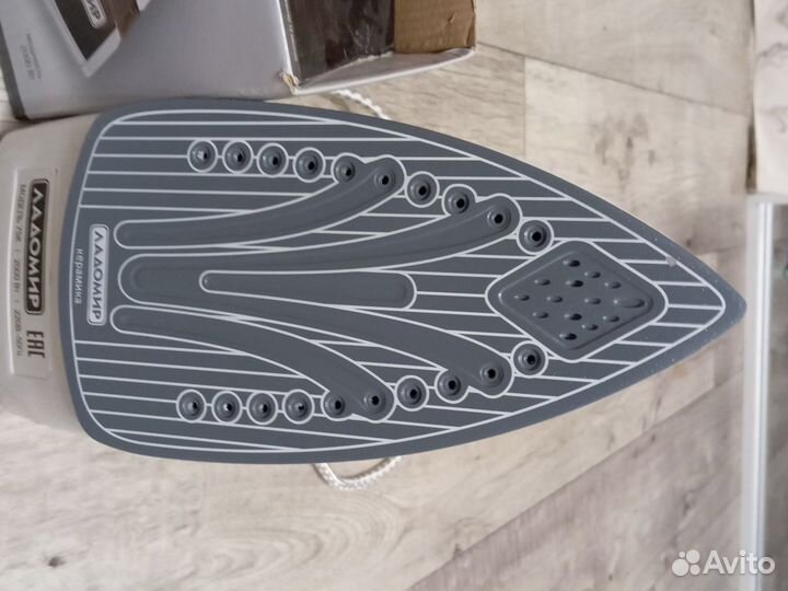 Утюг новый ладомир