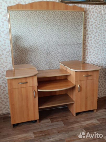 Трюмо с зеркалом