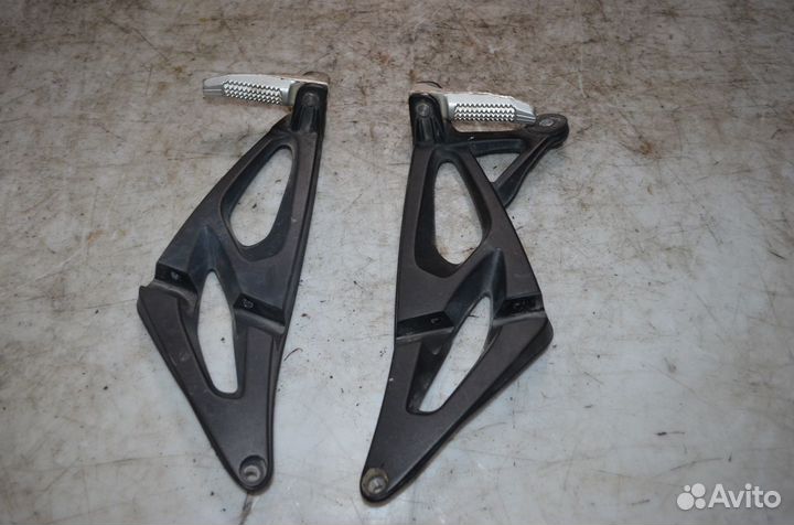 Кронштейн подножка пассажирская BMW K 1300 R 2007