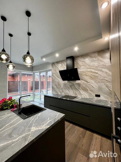 Угловая кухня под потолок на заказ в Новосибирске