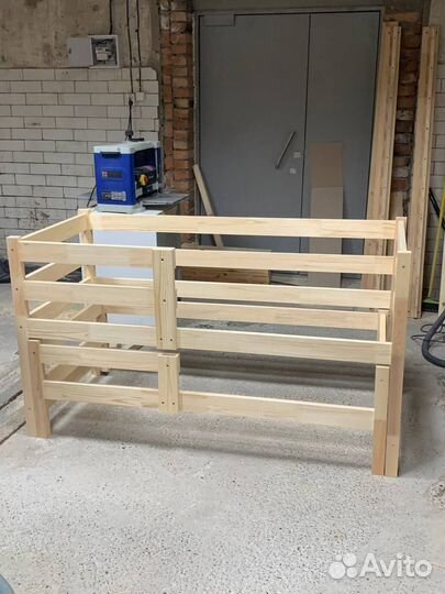 Выдвижная детская кровать из дерева для двоих