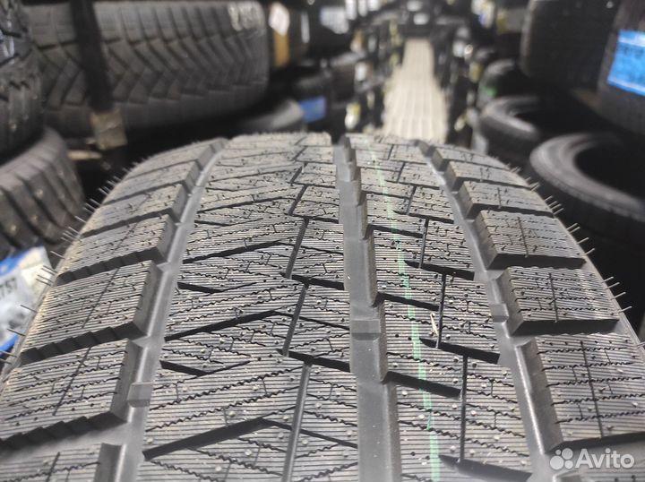 Habilead SnowShoes AW33 225/40 R18 92H