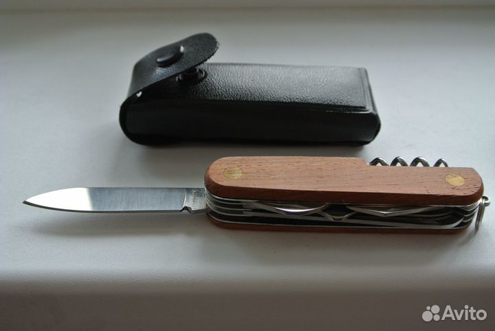 Складной нож с деревянной отделкой в чехле