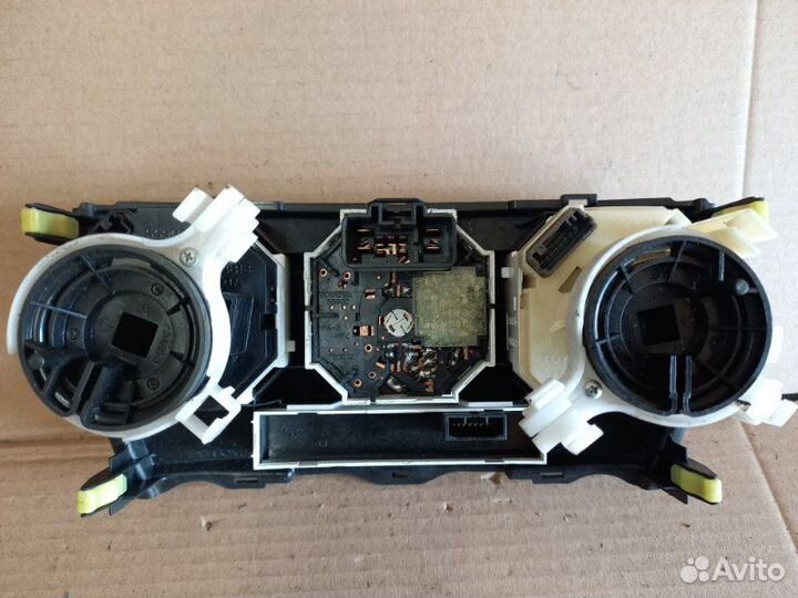 Блок управления климат-контролем Toyota Auris