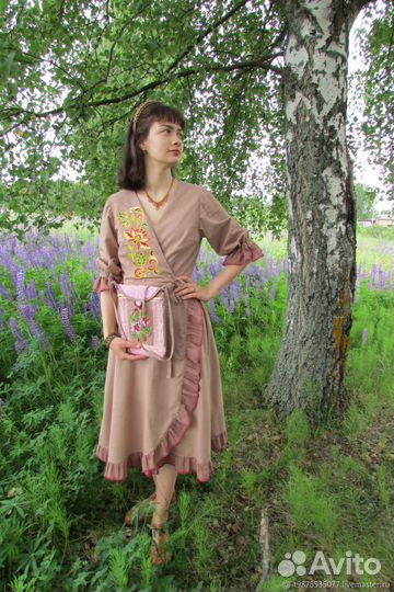 Платье льняное с вышивкой на запах