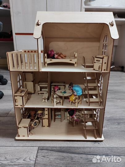 Кукольный домик с мебелью и куклами
