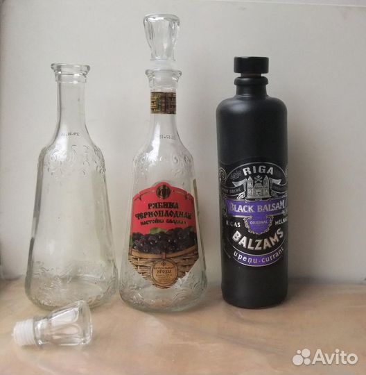 Бутылки от водки, вина, наливки с пробками