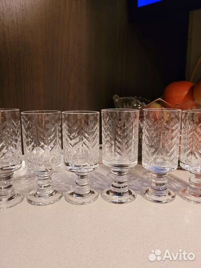 Хрустальный графин с рюмками