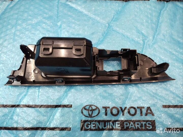 Накладка стеклоподъемника Ленд крузер 200 задняя R