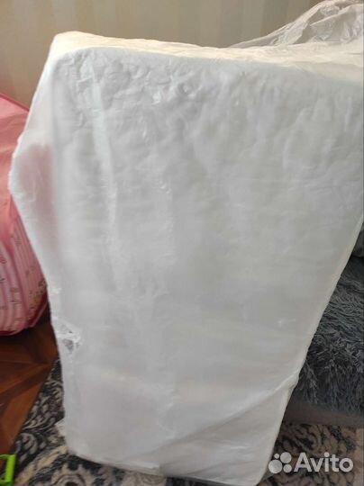 Детская кроватка с маятником и матрасом