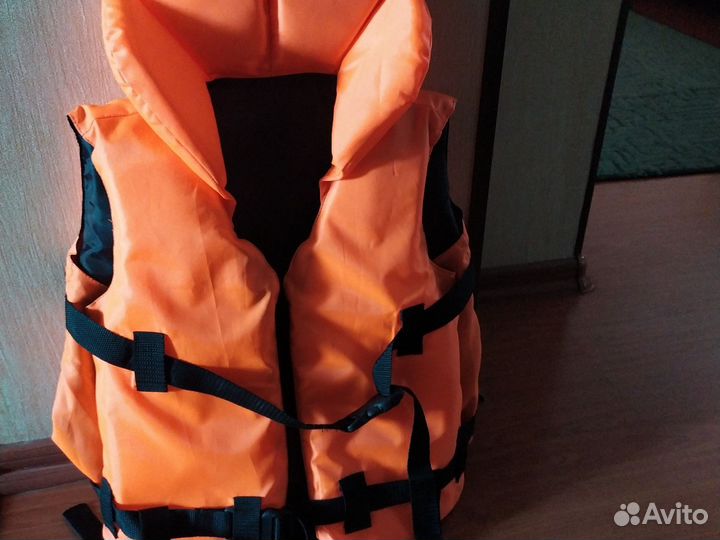 Жилетка для мальчика спасательный