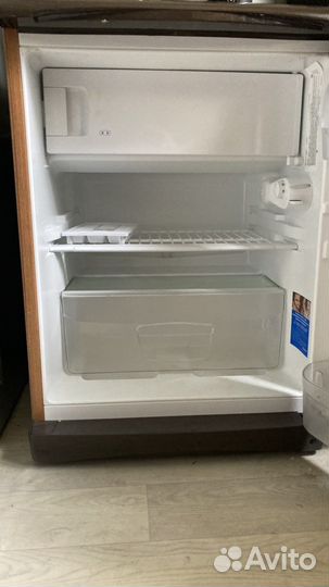 Холодильник б/у маленький Indesit коричневый
