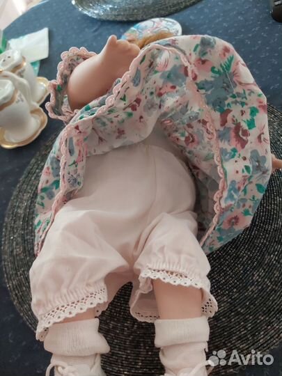 Кукла фарфоровая