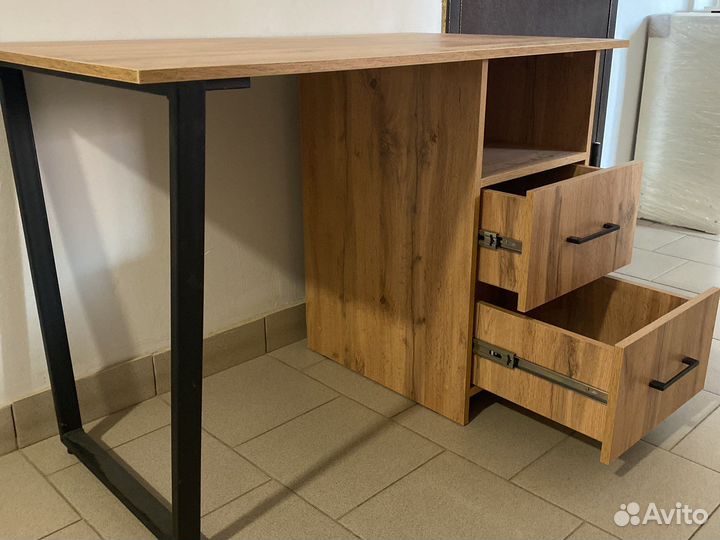 Стол письменный 