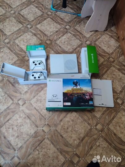 Xbox One s 2 геймпада 1tb
