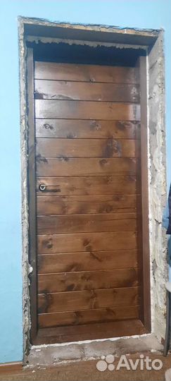 Дверь входная деревянная
