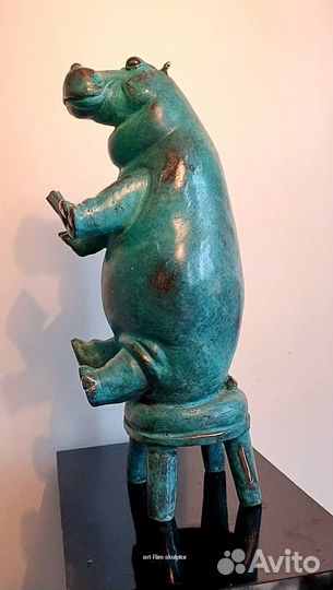 Скульптура бегемота «Мечтатель»