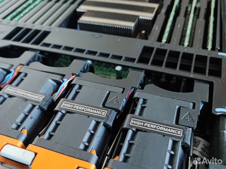 Полностью заряженный Dell PowerEdge R640 8 sff