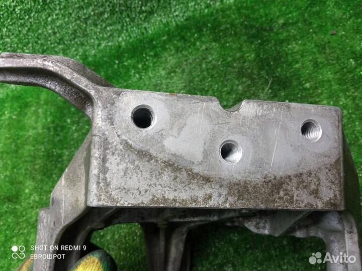 Кронштейн двигателя правый Opel Astra J (2010-201