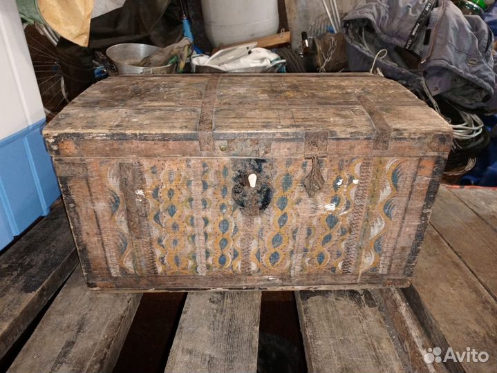 Сундук старинный
