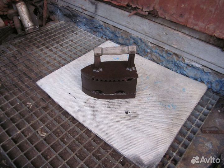Утюг старинный угольный