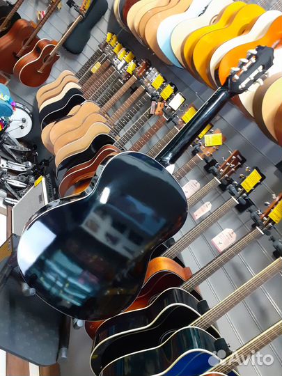 Классическая гитара с подставкой под ногу