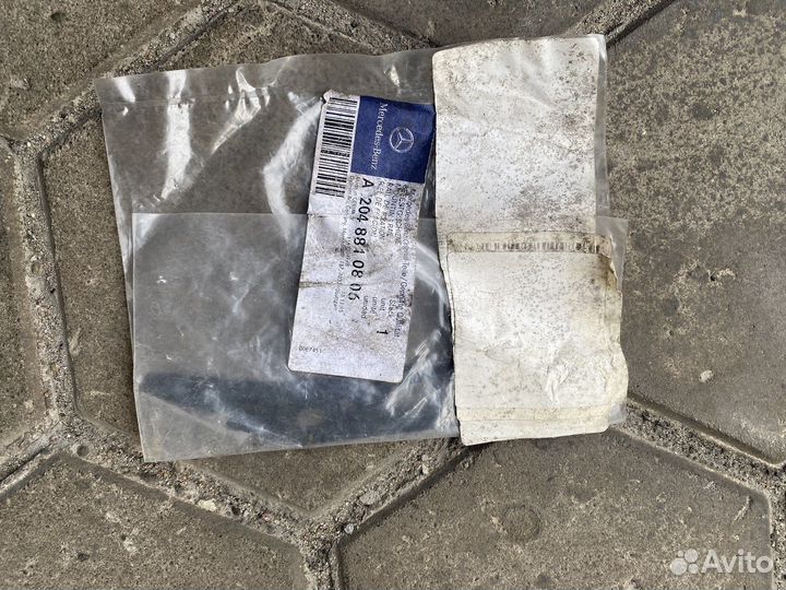 Крепёжная планка переднего бампера правая w204