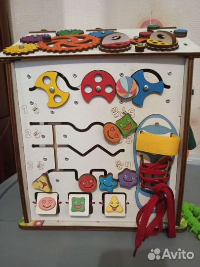 Бизиборд домик развивающий 30х35 см, со светом