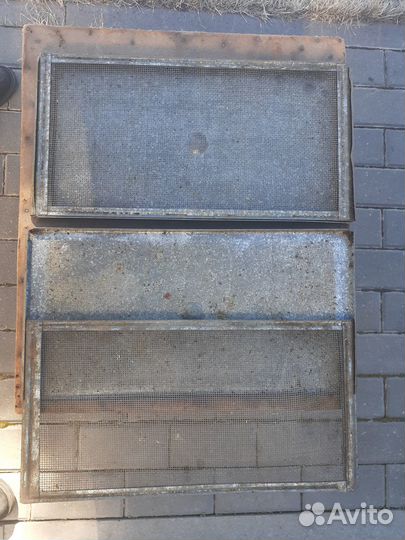 Поддоны раздвижные с сеткой для лечения пчел