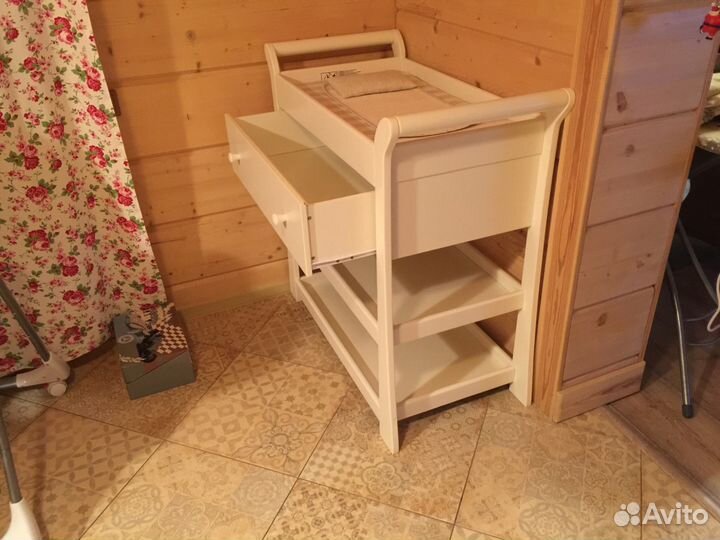 Пеленальный стол