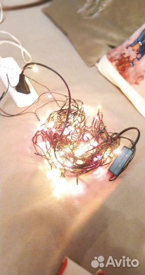 Новогодние гирлянды и предметы интерьера