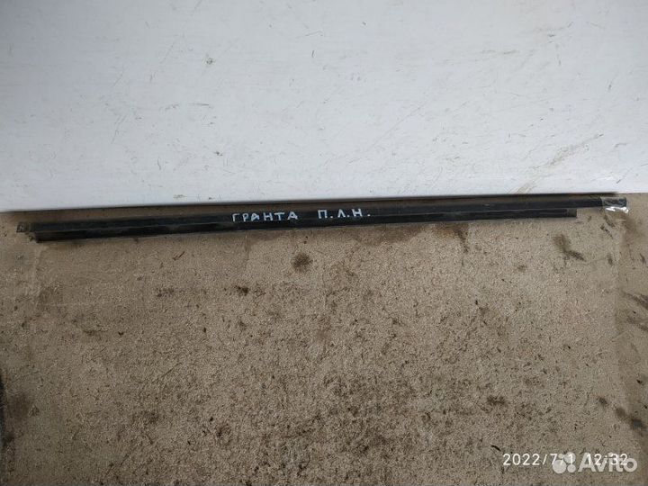 Молдинг стекла передний левый Лада Гранта седан