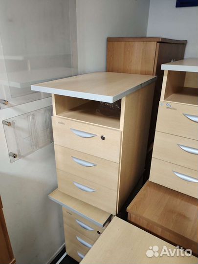 Столы и тумбы офисные бу в наличии