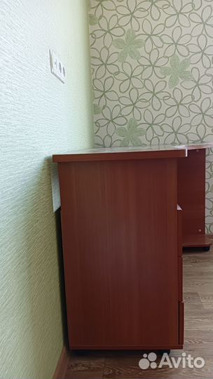 Письменный стол для школьника / компьютерный стол
