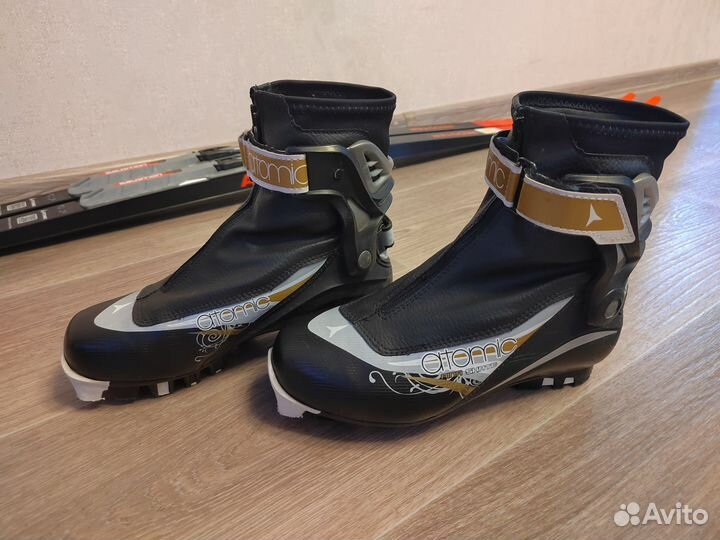 Лыжные ботинки коньковые atomic