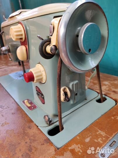 Швейная машина LADA