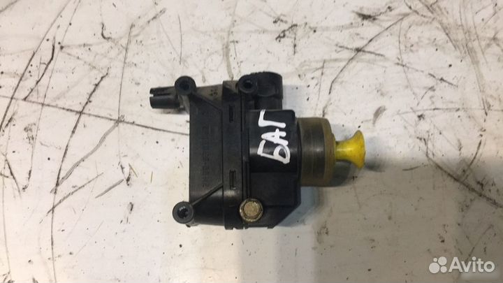 Вакуумник замка багажника Mercedes Benz W124