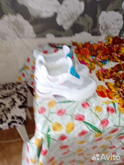 Кроссовки женские